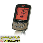 کاربر در حال استفاده از فلزیاب اکسترا الیت با هدفون بی‌سیم در طبیعت 09191508724