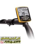 تصویر تبلیغاتی فلزیاب Garrett Apex با نمایش قابلیت‌های تفکیک، تعادل زمین و سرعت بالا 09191508724