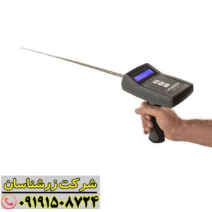 تصویر ردیاب ایکس فایندر در کنار گوشی هوشمند با نمایش اپلیکیشن مکان‌یابی 09191508724